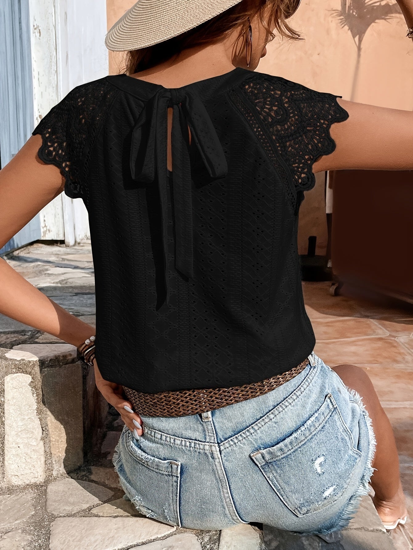 Dam Blus med Spetsdetaljer och Knytning – Somrig och Elegant Top för Avslappnad Stil