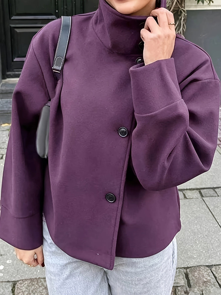 Kort damjacka med ståkrage och svarta knappar