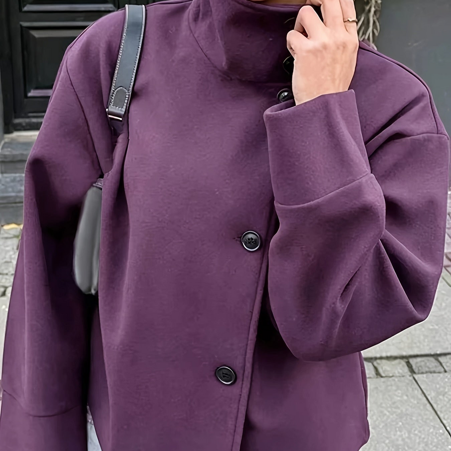 Kort damjacka med ståkrage och svarta knappar