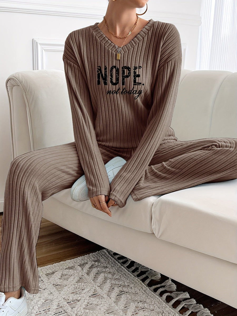 Ribbad loungewearset med V-ringning och tryck, långärmad tröja och vida byxor för dam