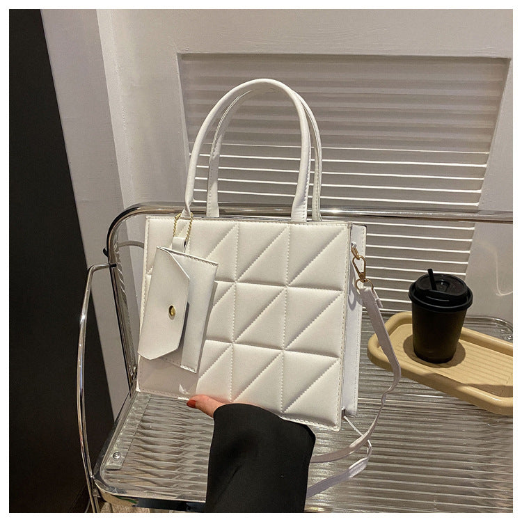 Christine – Elegant Handväska med Kvadra Mönster och Liten Plånbok