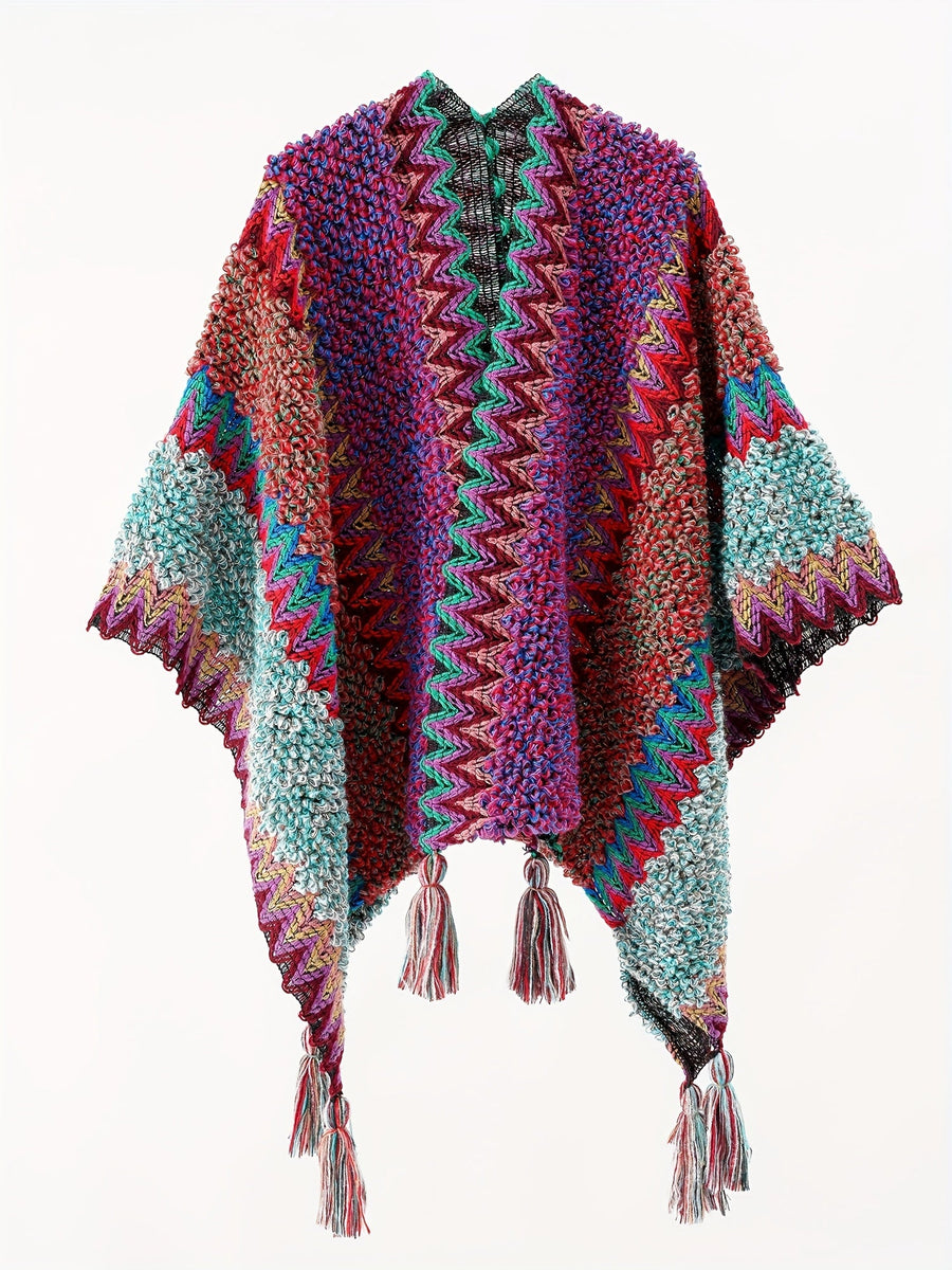 Mönstrad stickad poncho med fransar och hög krage, färgglad zig-zag