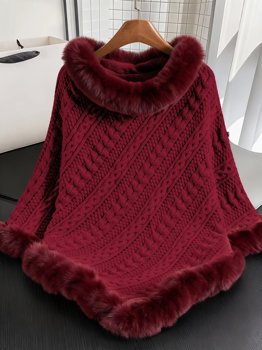 Kabelstickad poncho med fuskpälskant och polokrage