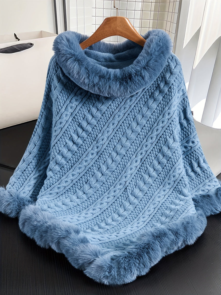 Kabelstickad poncho med fuskpälskant och polokrage