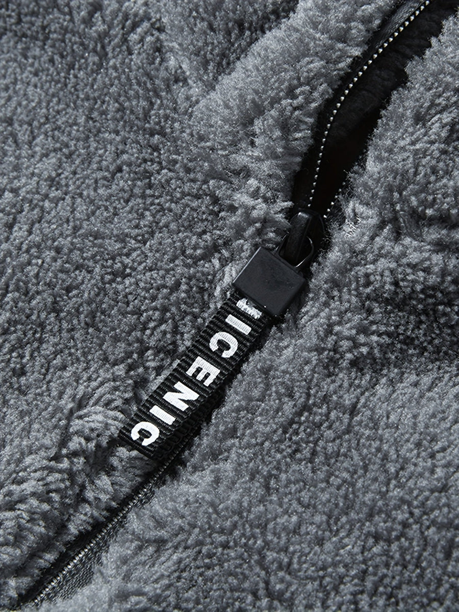 Fleecehuvtröja med halv dragkedja och broderad text, sportig design