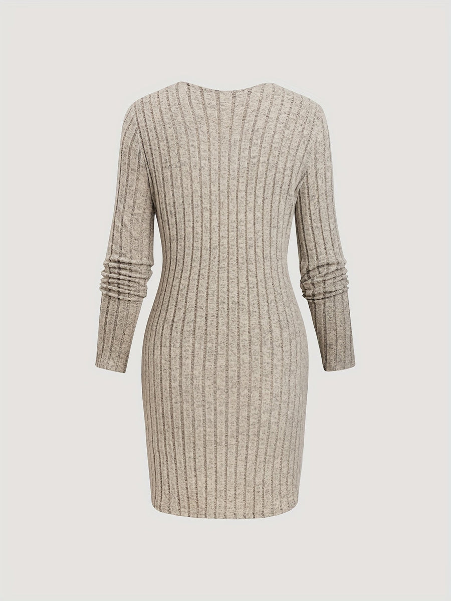 Ribbad figurnära klänning med V-ringning och knappar, beige