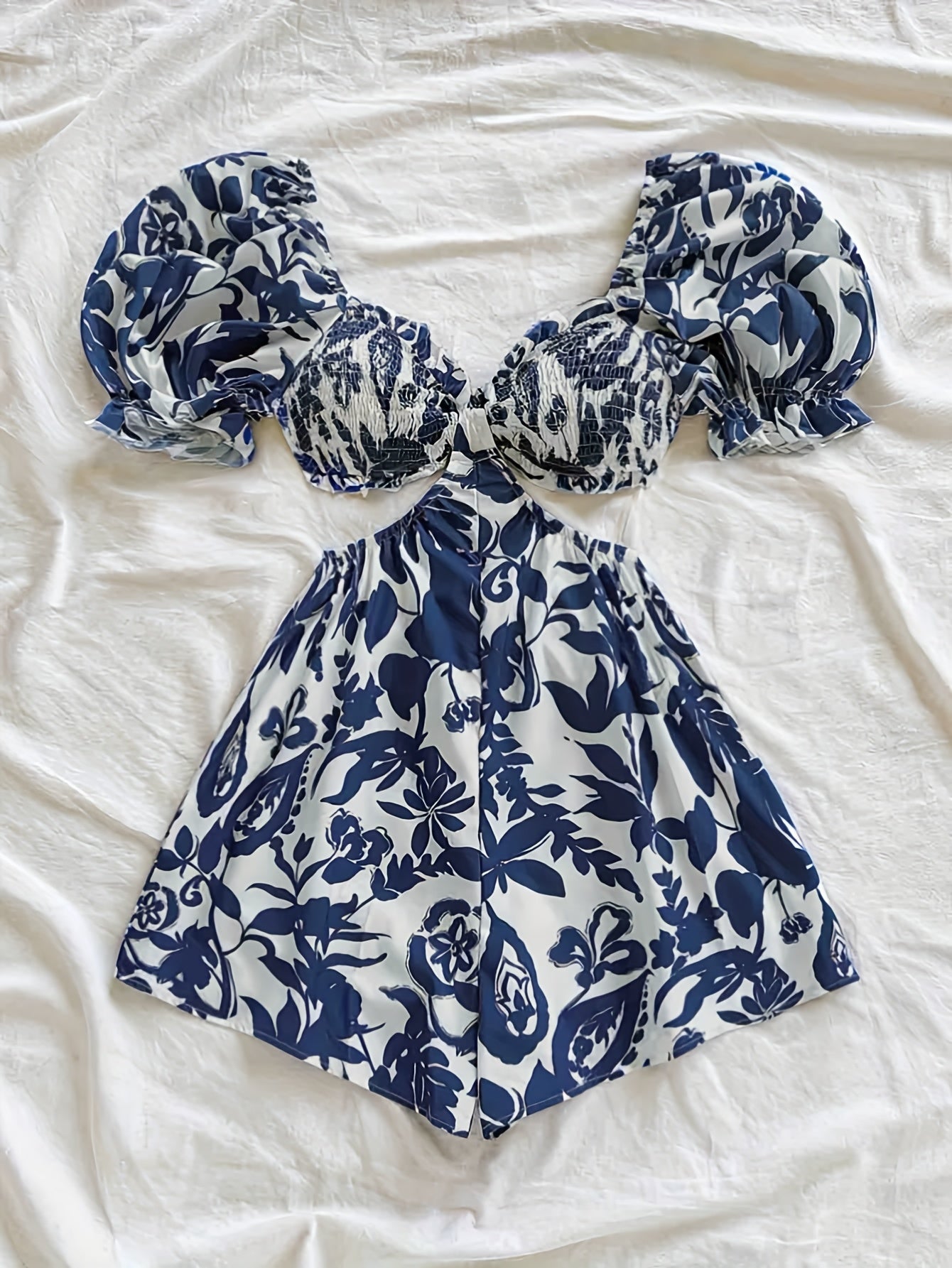 Dam Playsuit med Tropiskt Bladmönster och Puffärmar – Perfekt för Sommar och Semester
