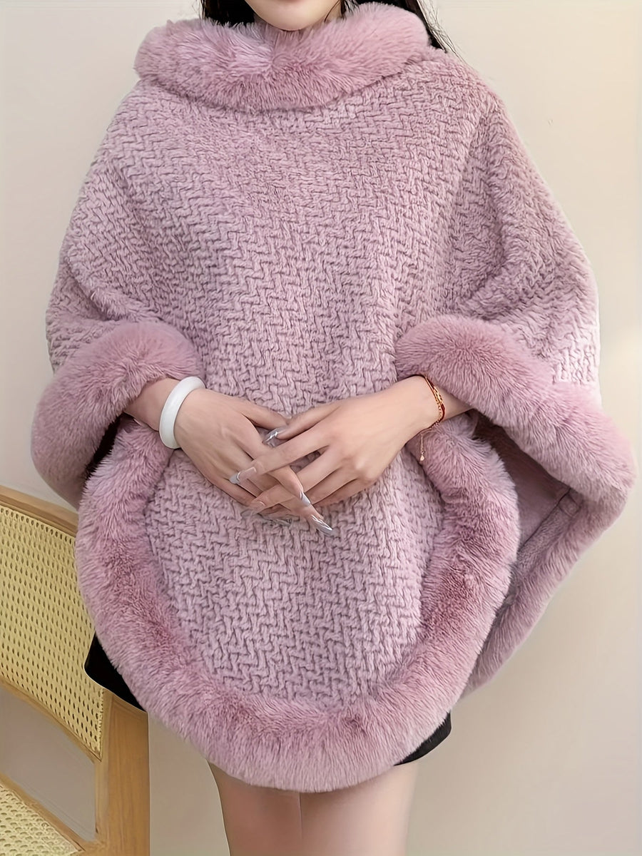 Varm mönstrad poncho med fuskpälsdetaljer runt hals och nederkant