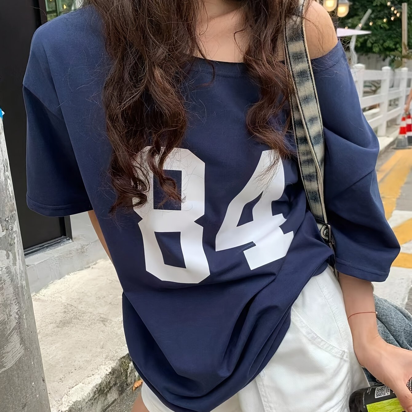Dam T-shirt Oversize med Nummertryck – Sportig College Stil, Avslappnad Streetwear