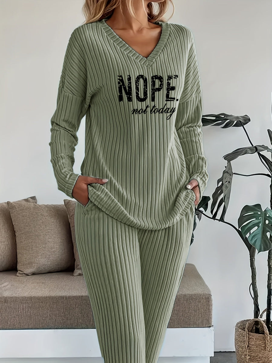 Ribbad loungewearset med V-ringning och tryck, långärmad tröja och vida byxor för dam