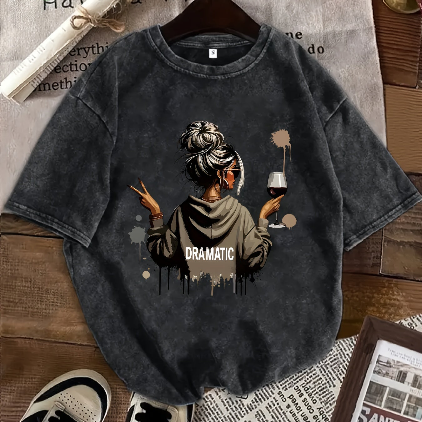 Dam T-shirt med tryck – Dramatic, avslappnad stil, perfekt för vardag och fritid