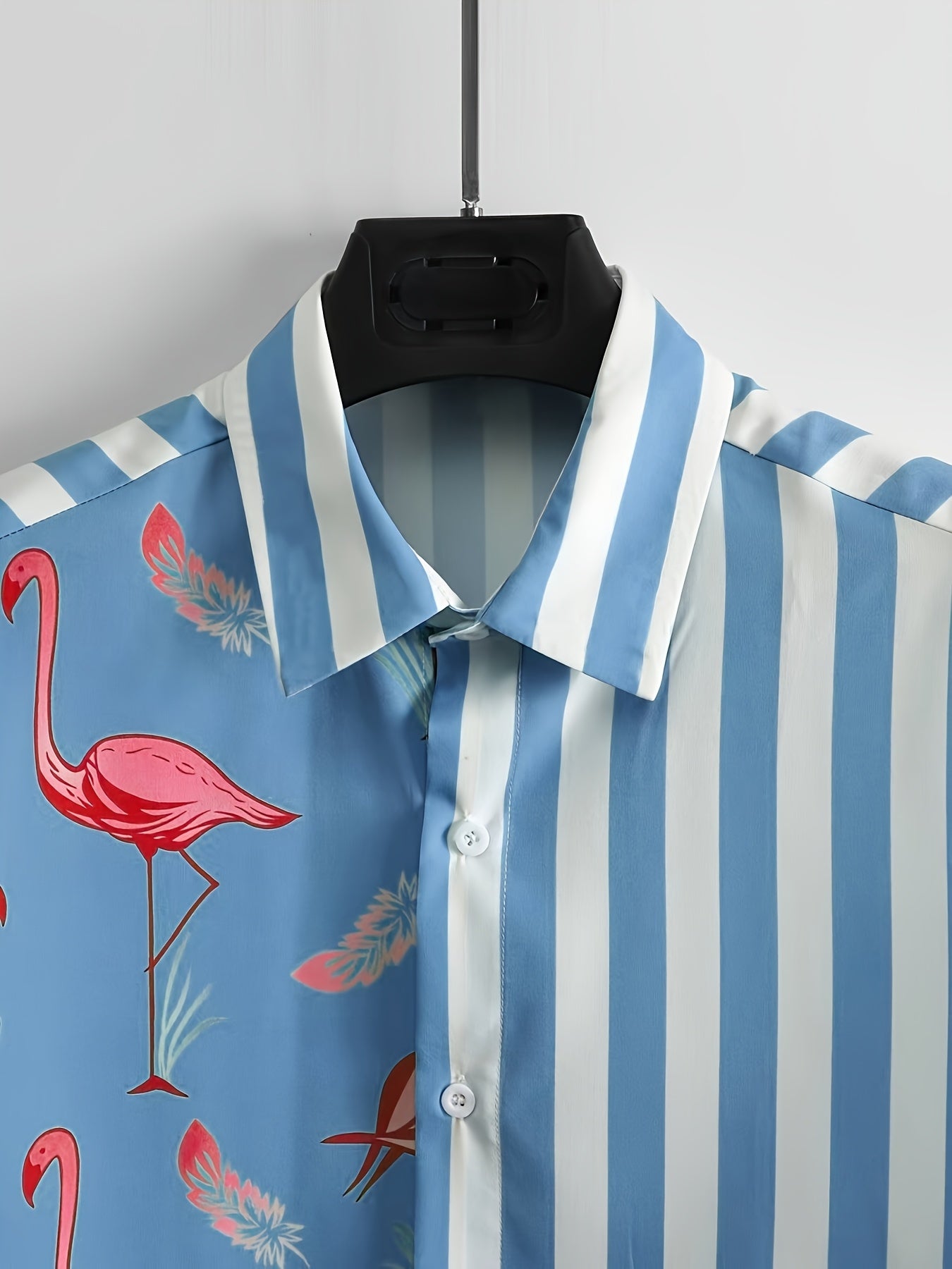 Herrset – Somrig kortärmad skjorta med flamingomönster och randigt, avslappnade shorts, perfekt för semester och fritid