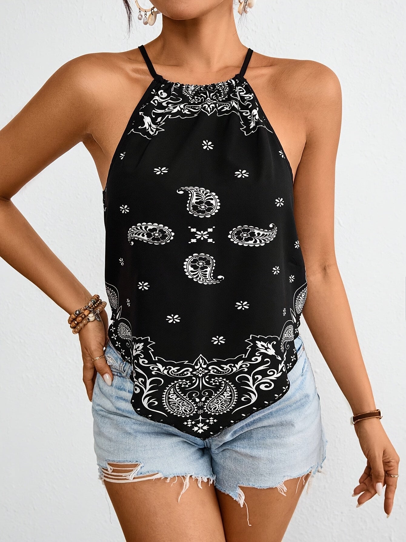 Dam Halterneck Blus med Paisley Mönster – Trendig Sommartopp för Fritid och Semester