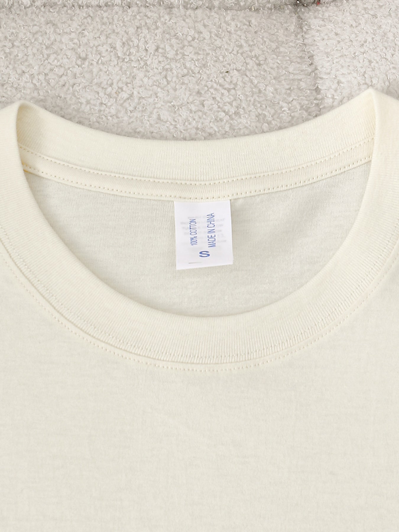 Dam T-shirt med vintage skeppstryck – casual nautisk stil