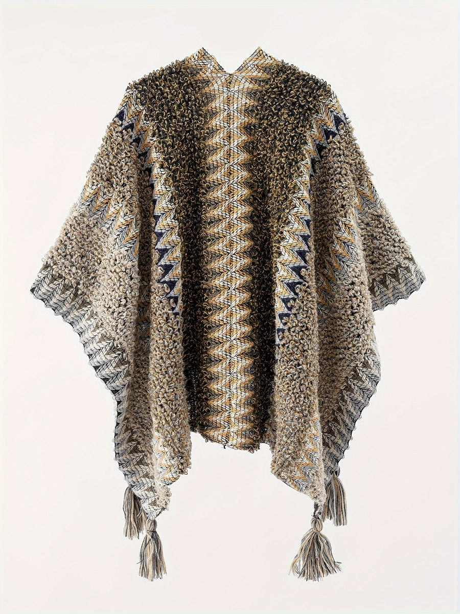 Mönstrad stickad poncho med fransar och hög krage, färgglad zig-zag