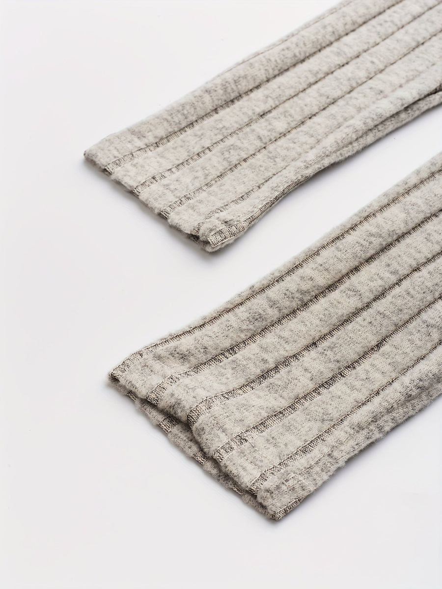 Ribbad figurnära klänning med V-ringning och knappar, beige
