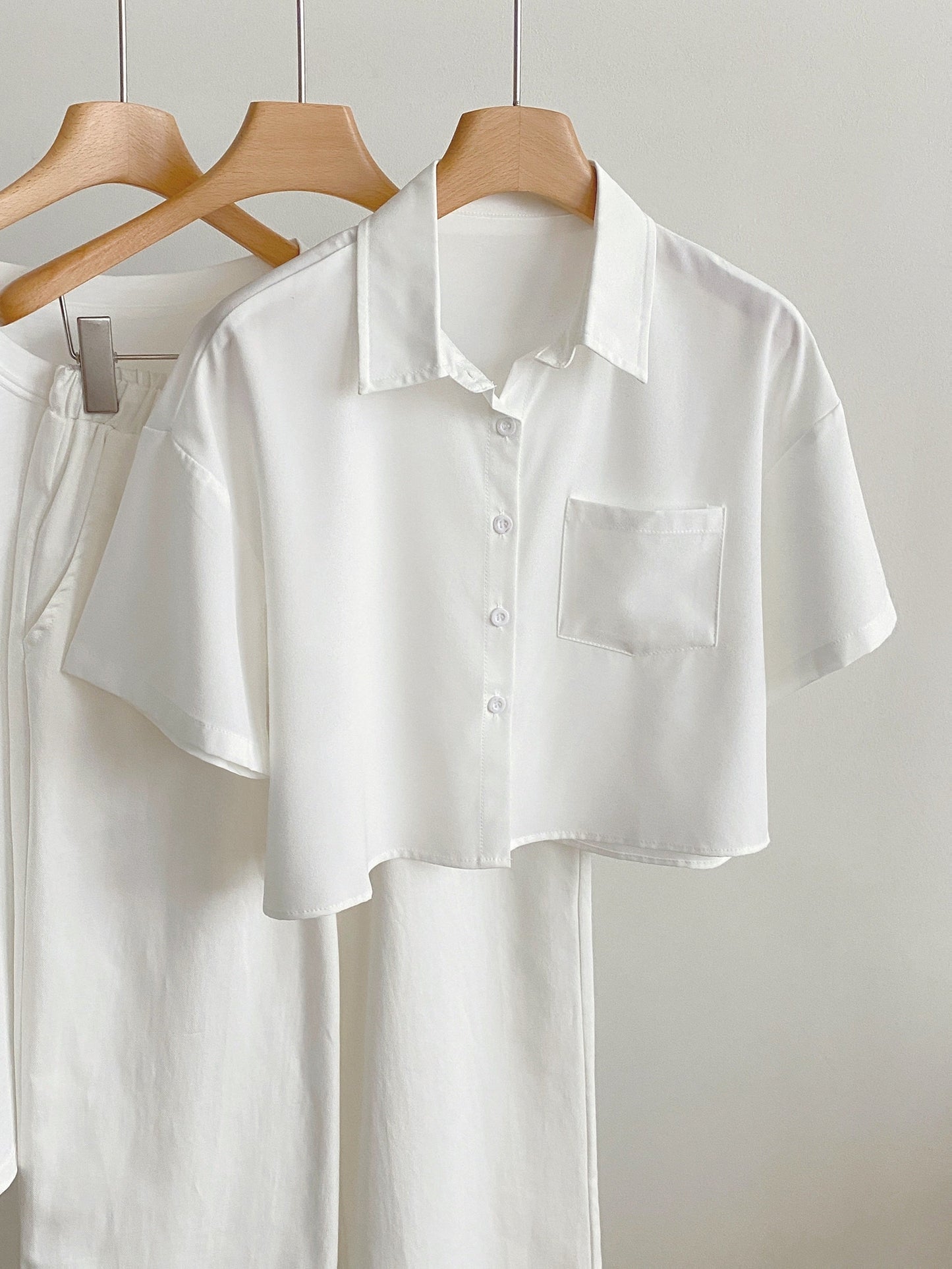Dam Blus Kortärmad Skjorta Med Modern Cropped Passform För Vardagsbruk