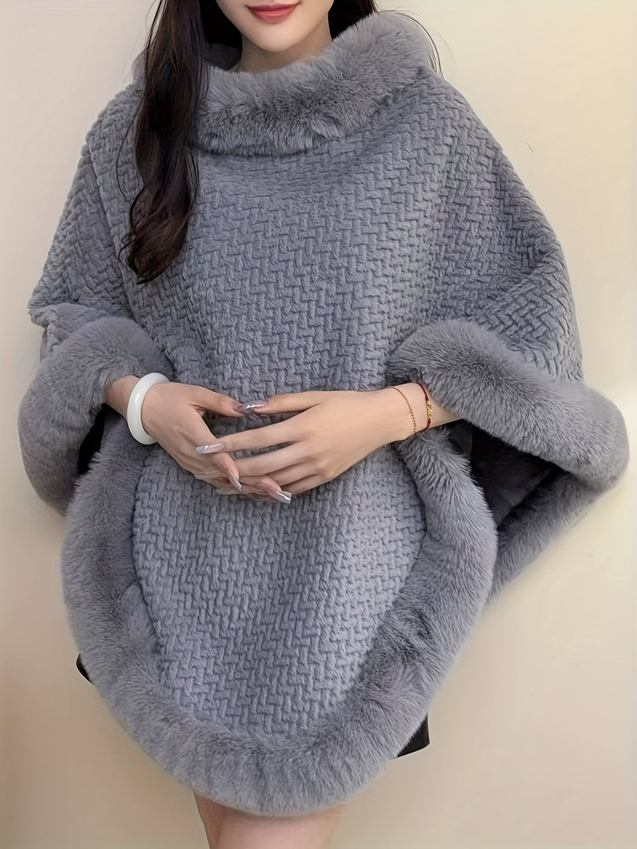 Varm mönstrad poncho med fuskpälsdetaljer runt hals och nederkant