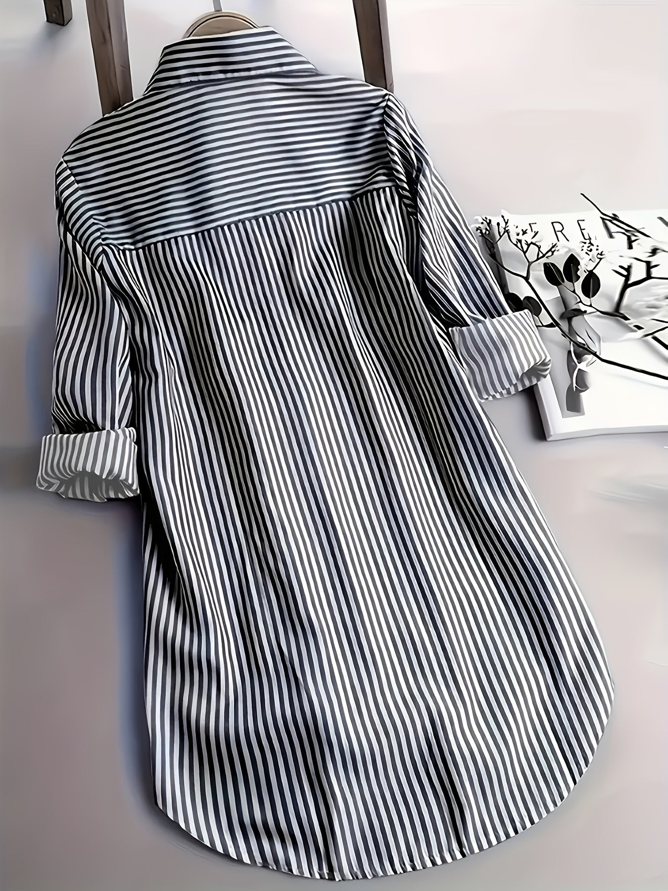 Dam lång skjortklänning med knappar och randigt mönster – Elegant vardagsstil