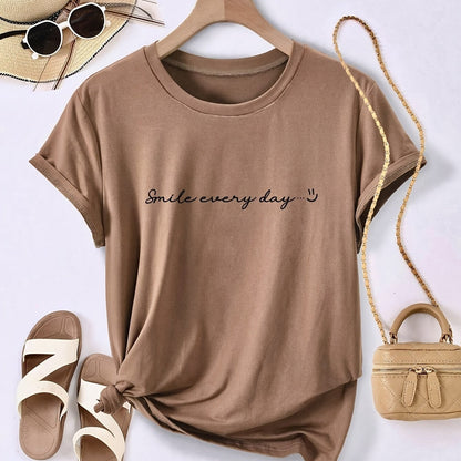 Dam T-shirt med tryck – Avslappnad och trendig vardagsstil med slogan "Smile every day"