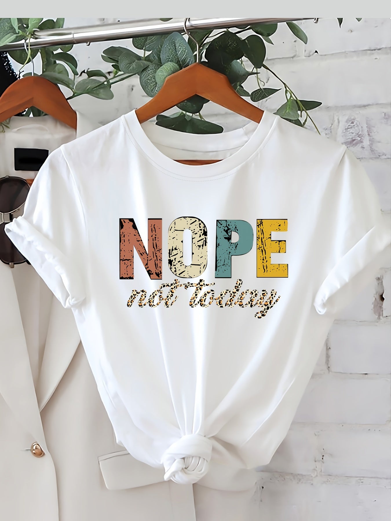 Dam T-shirt med tryck – Avslappnad grafisk stil och humoristiskt budskap – Perfekt för vardagsbruk
