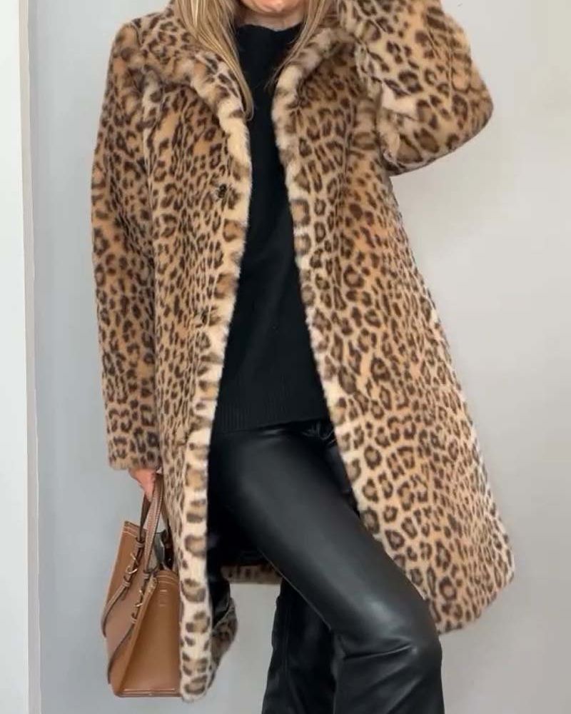 Damkappa i leopardmönster med slagkrage och långa ärmar