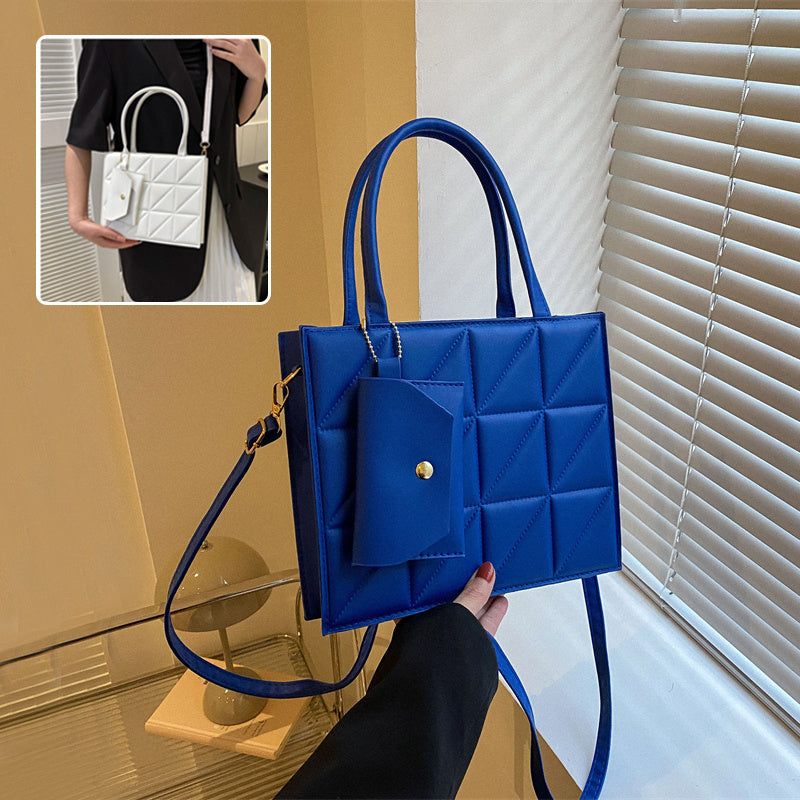 Christine – Elegant Handväska med Kvadra Mönster och Liten Plånbok
