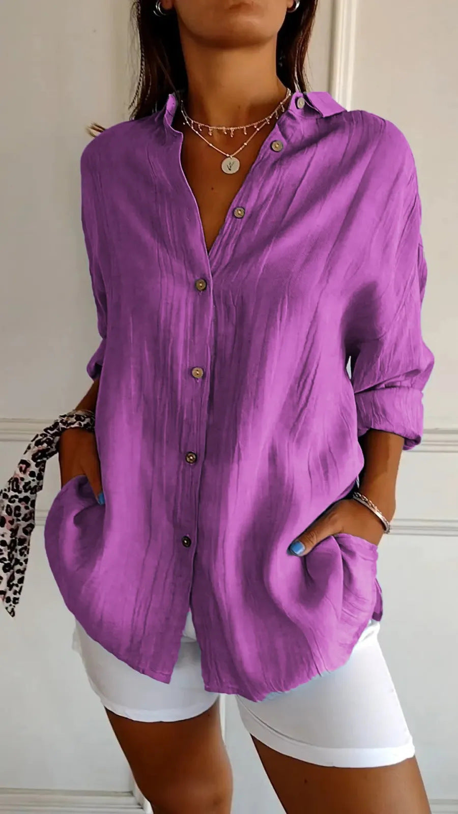 Joy – Långärmad Blus med Enkelknäppning och Plissering