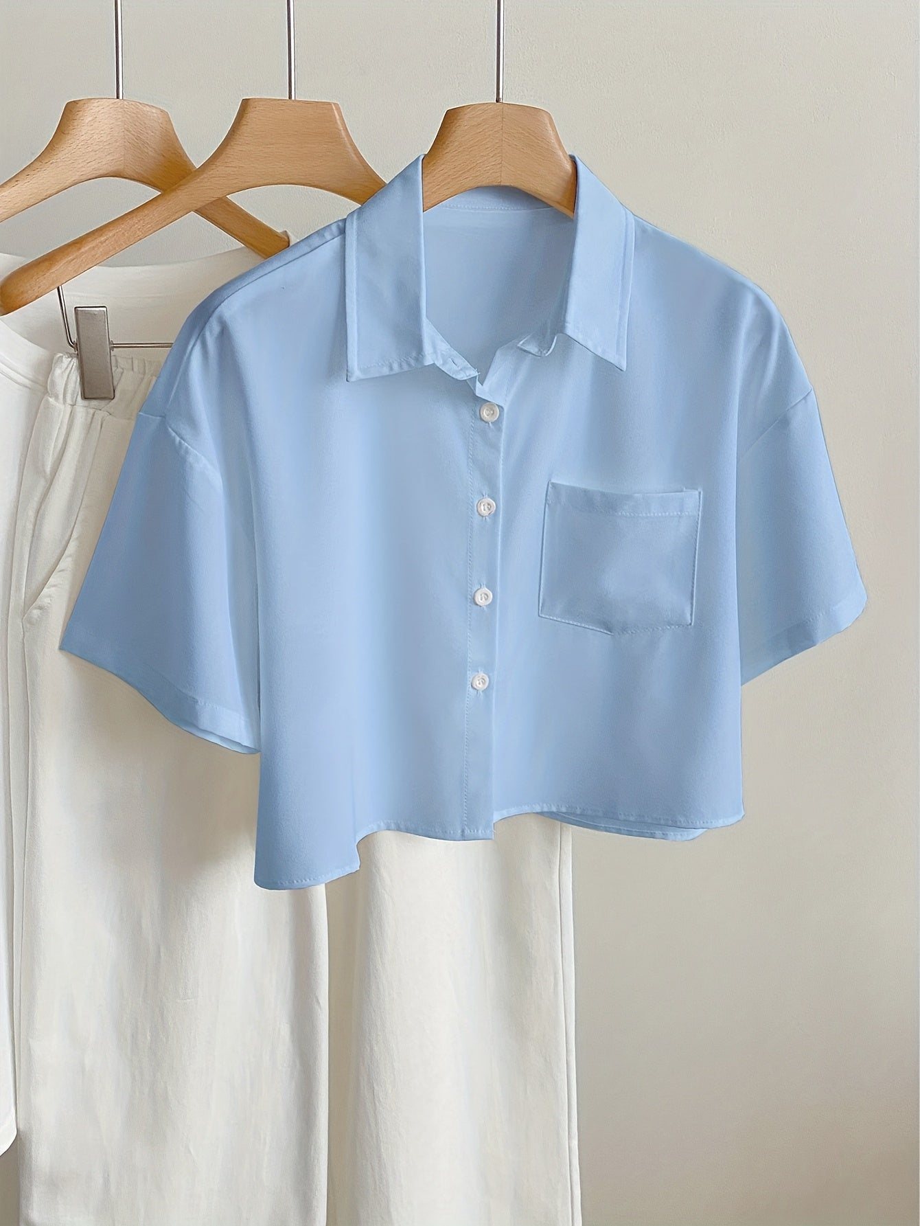 Dam Blus Kortärmad Skjorta Med Modern Cropped Passform För Vardagsbruk