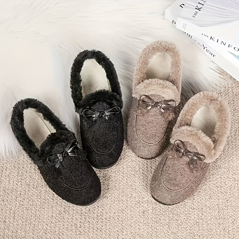 Svarta fodrade tofflor med rosett och pom-pom-detaljer