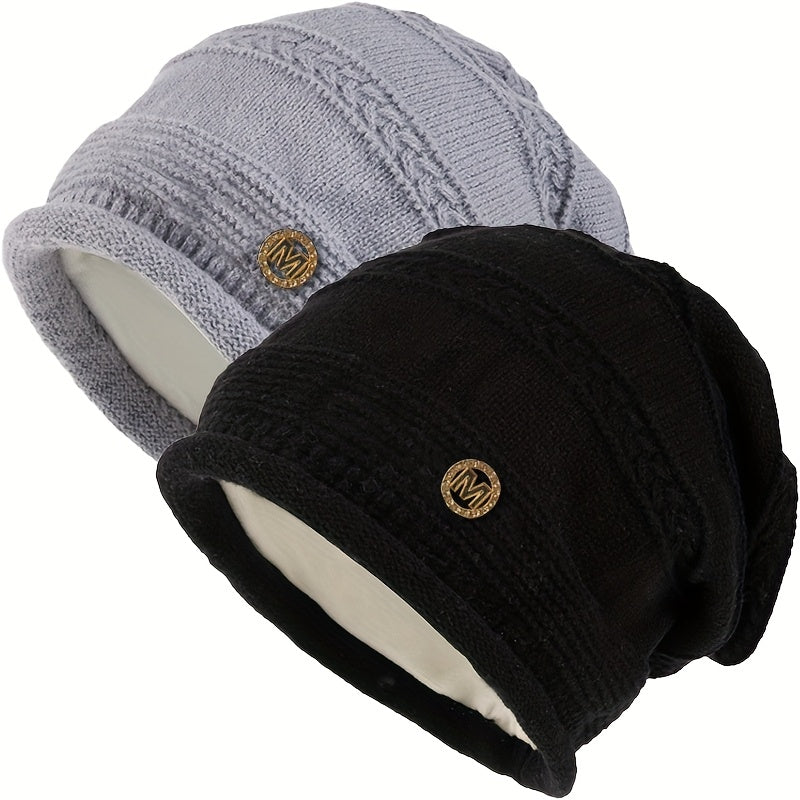 Slouchig stickad mössa med foder och "M"-emblem, enfärgad