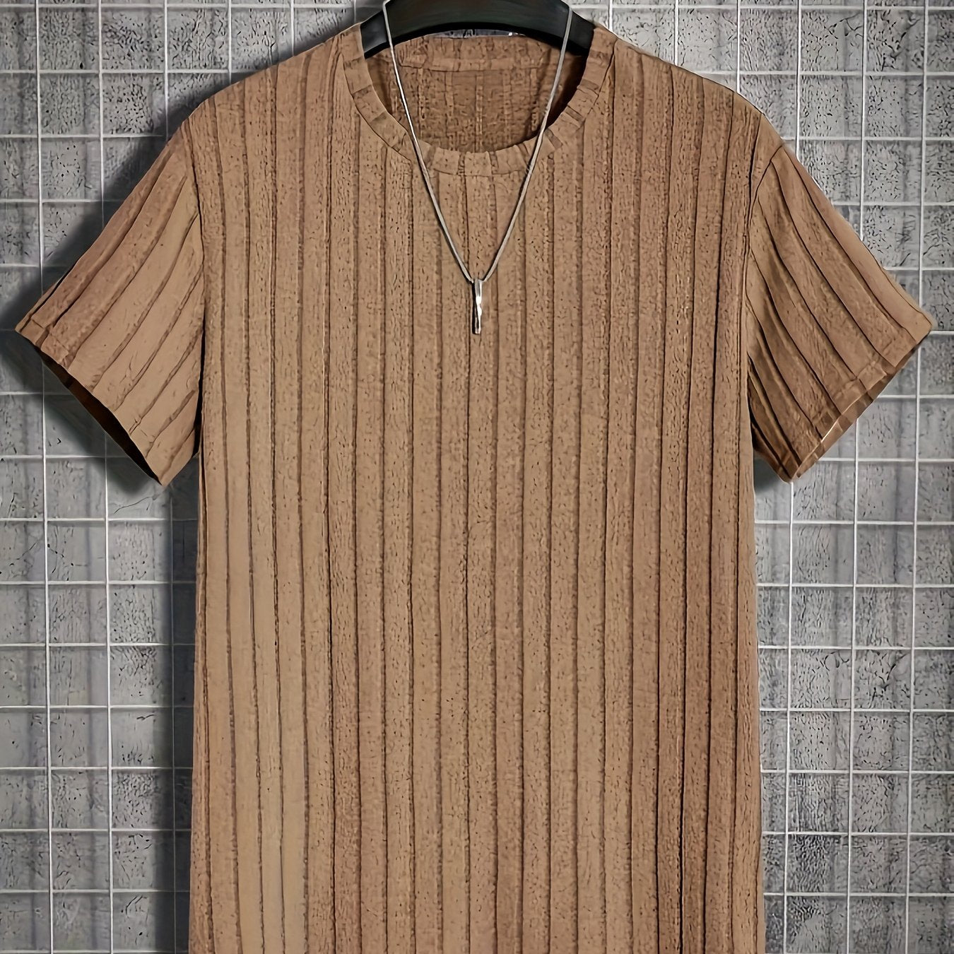 Herr T-shirt med trendigt ribbat mönster och avslappnad passform – Perfekt för vardag och stilrena lager på lager-outfits