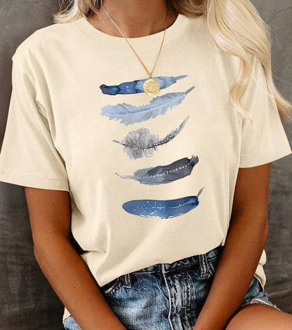 Dam T-shirt med konstnärliga fjädermotiv – avslappnad vardagsstil
