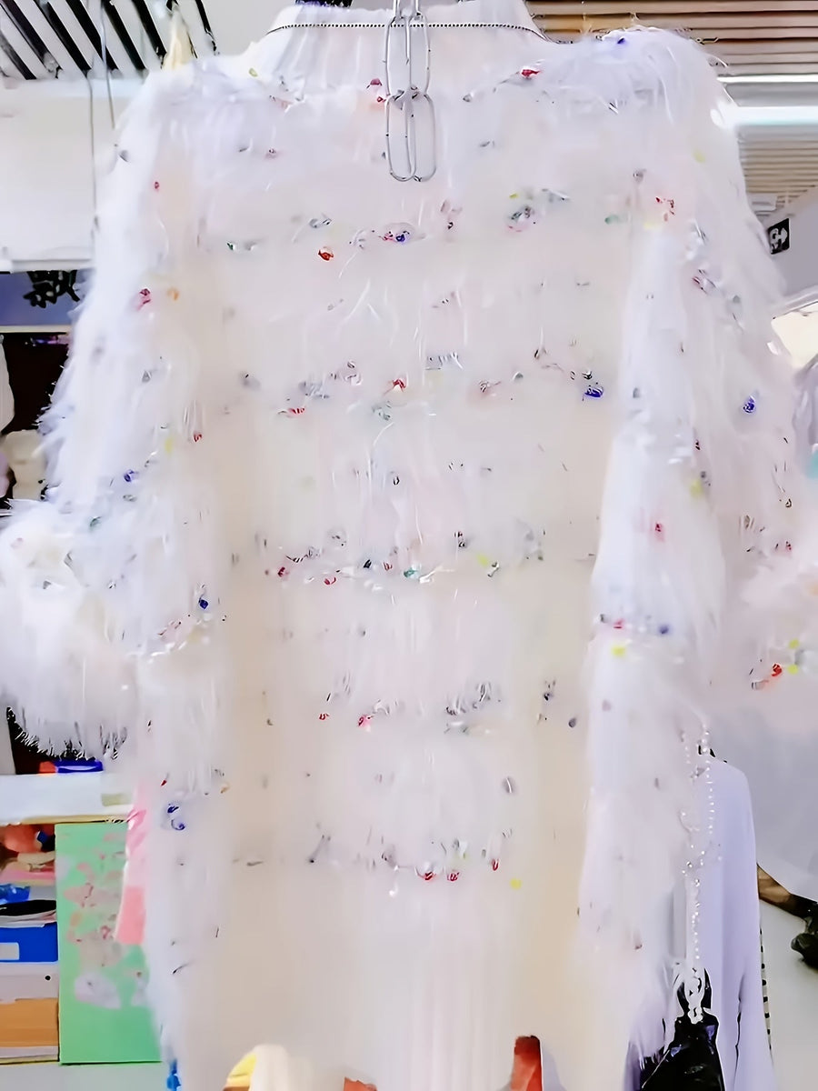 Vit Fluffig Tröja med Färgade Detaljer och Ribbstickade Muddar