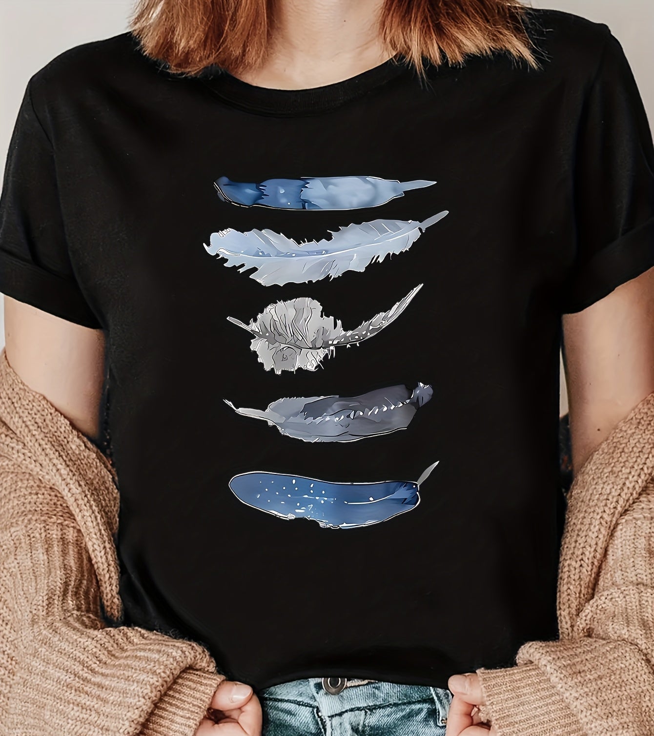 Dam T-shirt med konstnärliga fjädermotiv – avslappnad vardagsstil