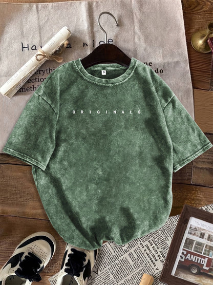 Dam T-shirt med avslappnad passform och trendiga jeansshorts för sommarens streetstyle