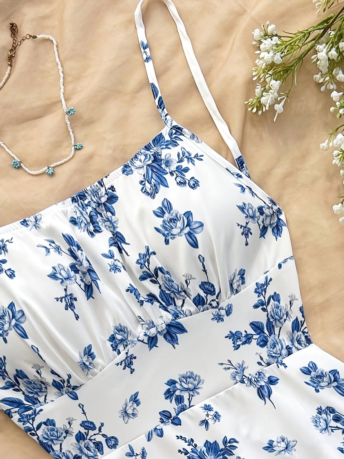 Damklänning med blommigt mönster och smala axelband – Elegant sommarklänning för fest och vardag