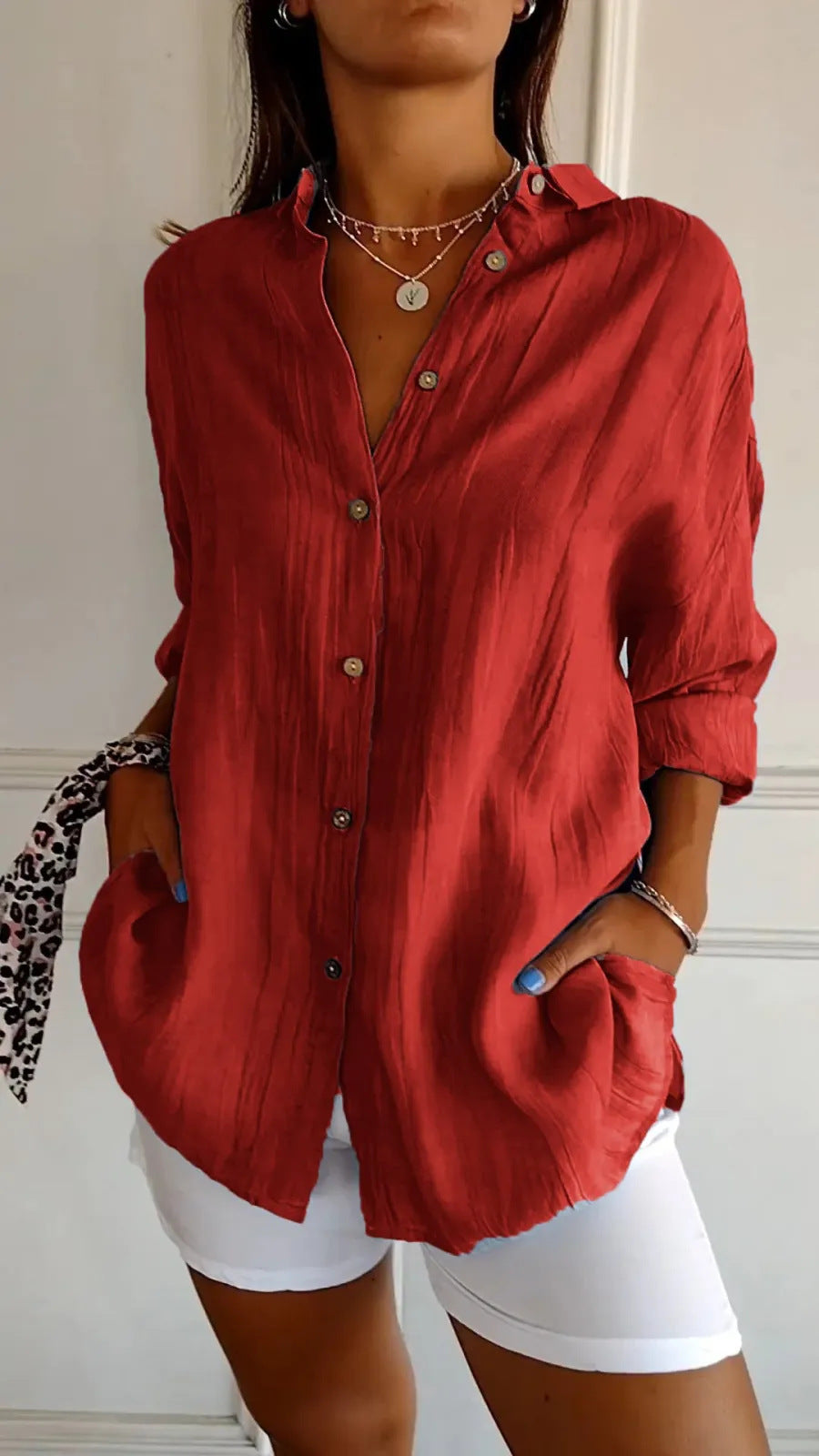 Joy – Långärmad Blus med Enkelknäppning och Plissering