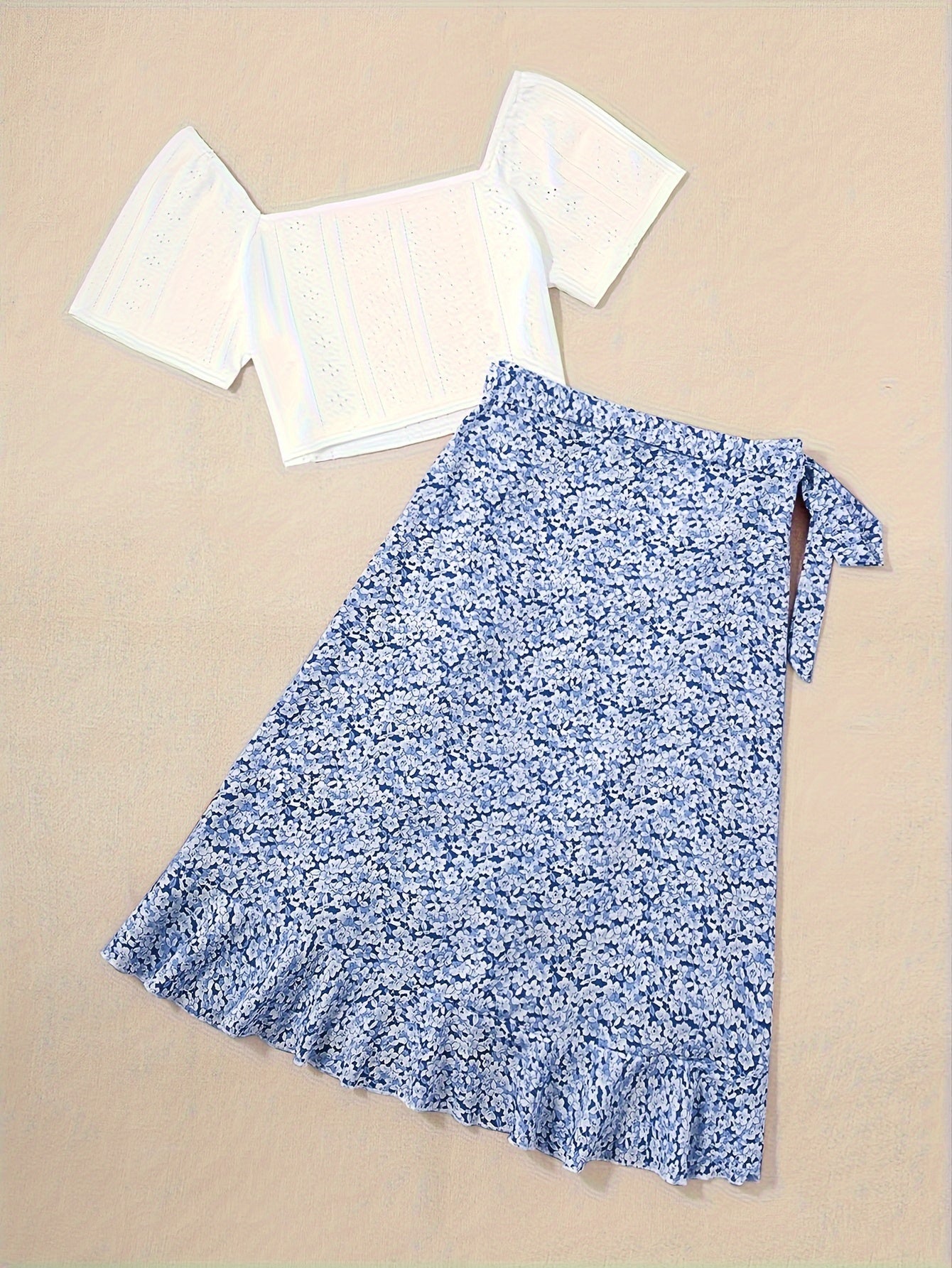 Damers romantisk tvådelad sommaroutfit med blus och omlottkjol – perfekt för semester och vardagsbruk