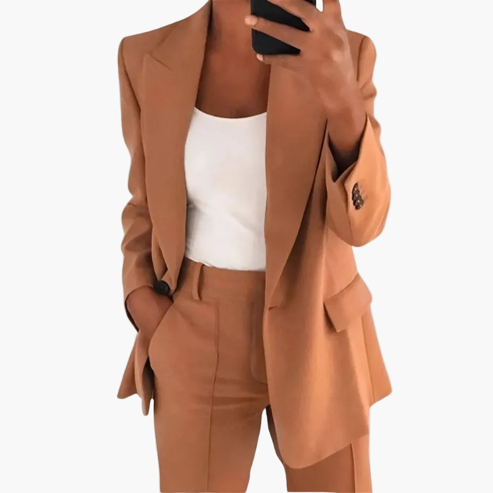 Damkostym med blazer och byxor – elegant och modern kontorsstil