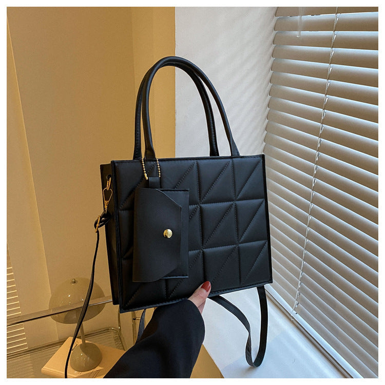 Christine – Elegant Handväska med Kvadra Mönster och Liten Plånbok