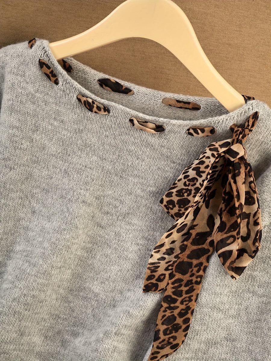 Tröja med leopardmönstrad rosett och rundhals