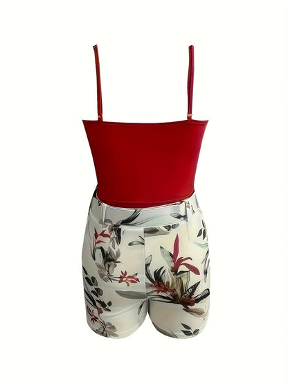 Damset med djup urringning och blommiga höga shorts – somrig och trendig outfit för vardag och semester