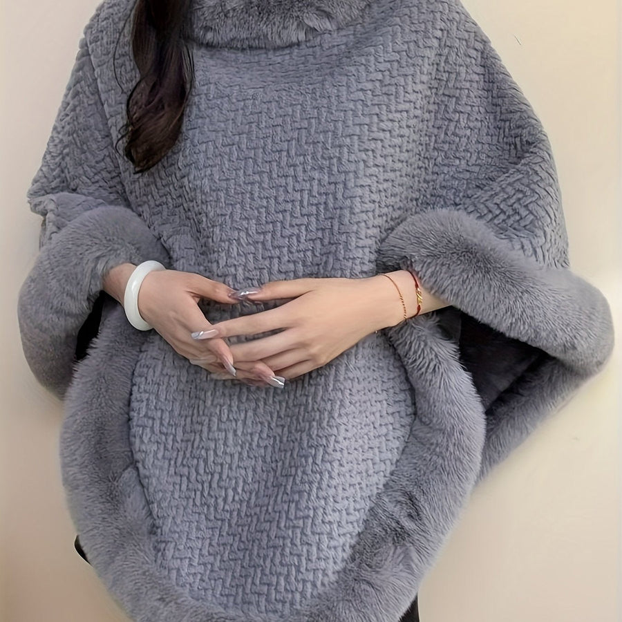 Varm mönstrad poncho med fuskpälsdetaljer runt hals och nederkant