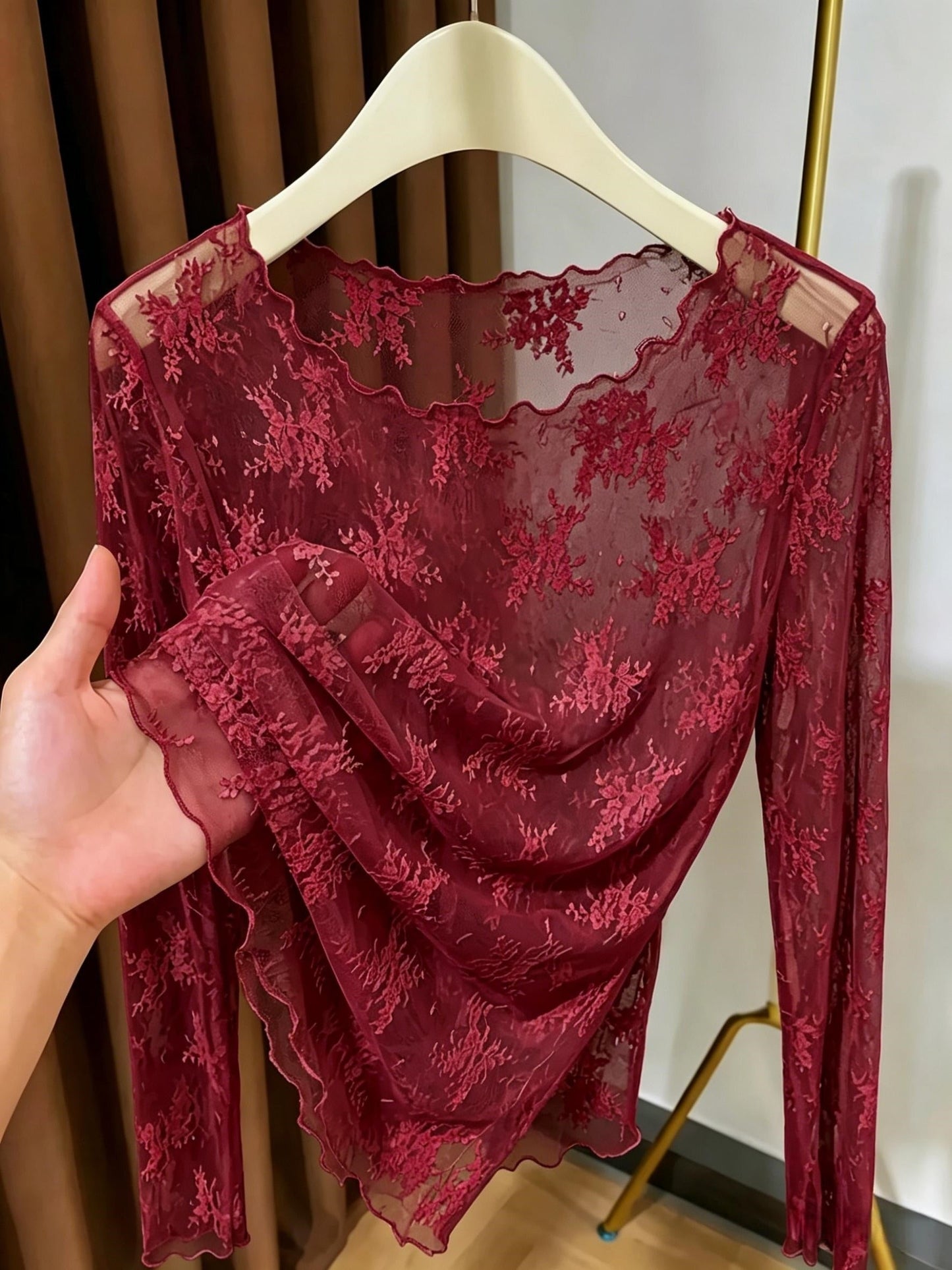 Dam Topp med Lång Ärm och Broderade Blommor – Elegant Transparent Festblus