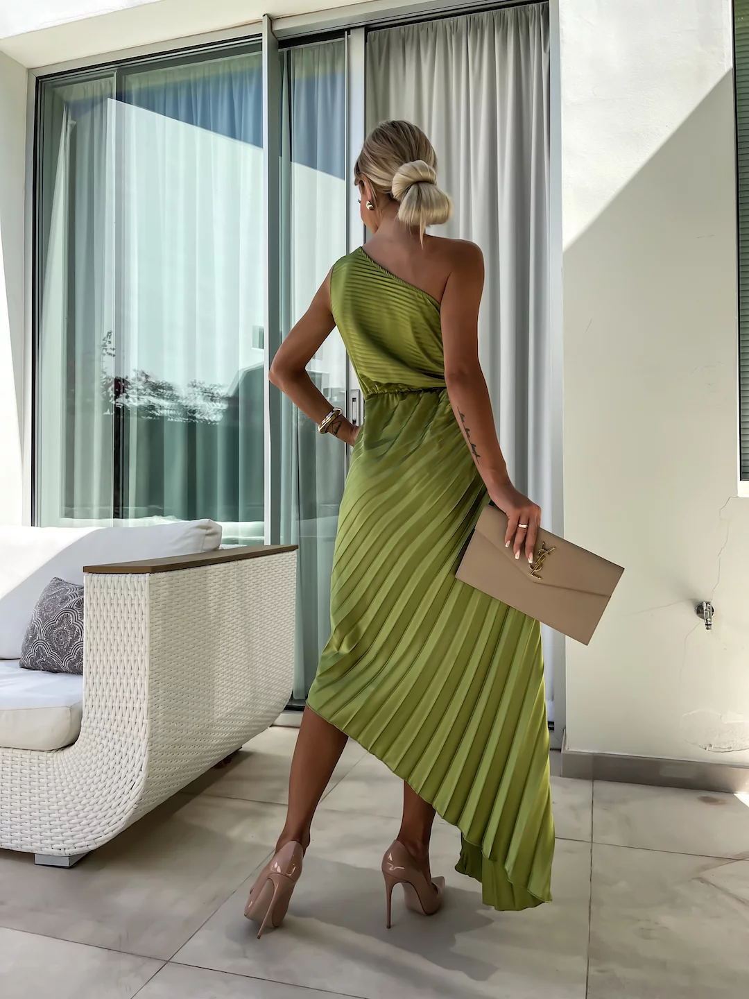 Dam Elegant Asymmetrisk Plisserad Cocktailklänning med Enaxlad Blomdetalj – Fest & Bröllop