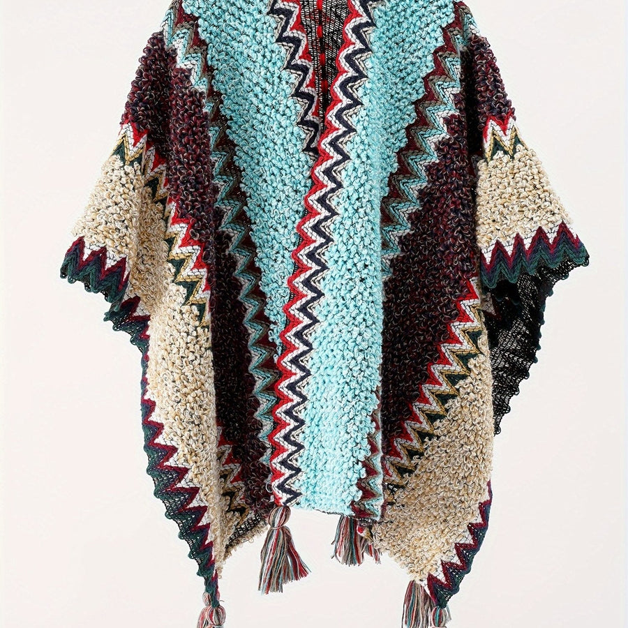 Mönstrad stickad poncho med fransar och hög krage, färgglad zig-zag