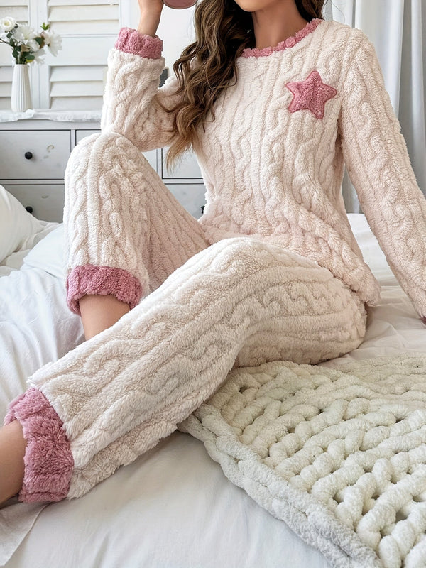 Dam Pyjamas Set i Fluffigt Material med Kabelstickat Mönster och Stjärnapplikation