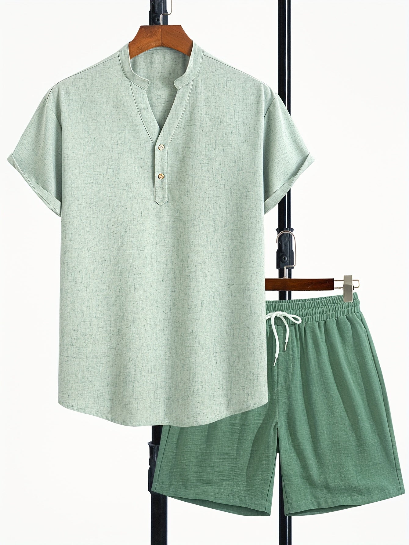 Herrset – Modern kortärmad Henley-tröja och avslappnade shorts – Perfekt för sommar och semester
