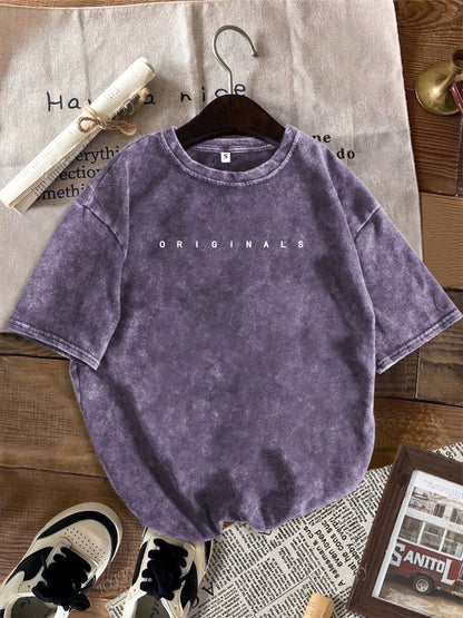 Dam T-shirt med avslappnad passform och trendiga jeansshorts för sommarens streetstyle